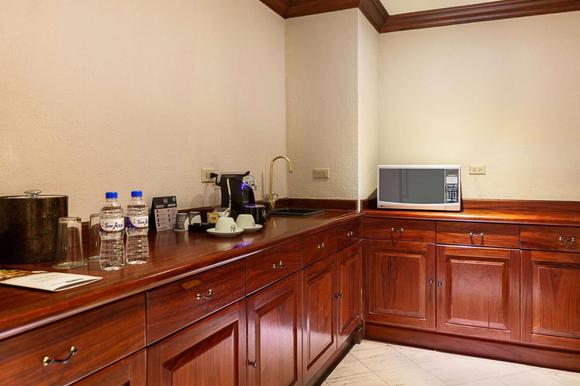 Wyndham San Jose Herradura المظهر الخارجي الصورة A wet bar in a hotel room