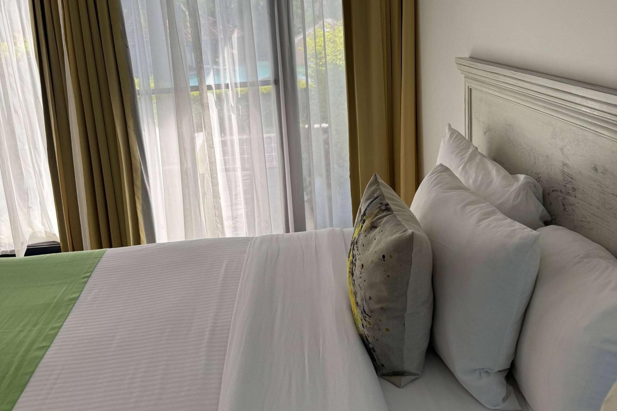 Wyndham San Jose Herradura المظهر الخارجي الصورة A bed with pillows